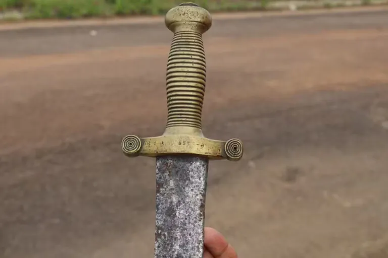 Amigos encontram espada francesa do século 19 no Amapá
