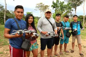 Jovens Yanomami recorrem a drones para vigiar seu território amazônico