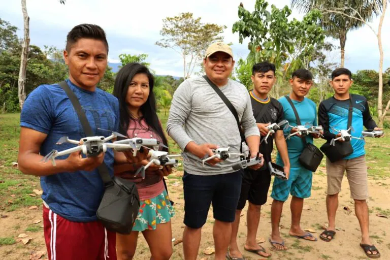 Jovens Yanomami recorrem a drones para vigiar seu território amazônico