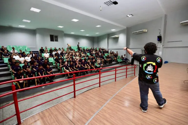 Projeto 'Consciência Limpa' leva palestra sobre gestão de resíduos a escola na Zona Norte de Manaus
