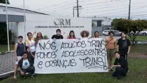 Protestos exigem revogação de resolução transfóbica do CFM