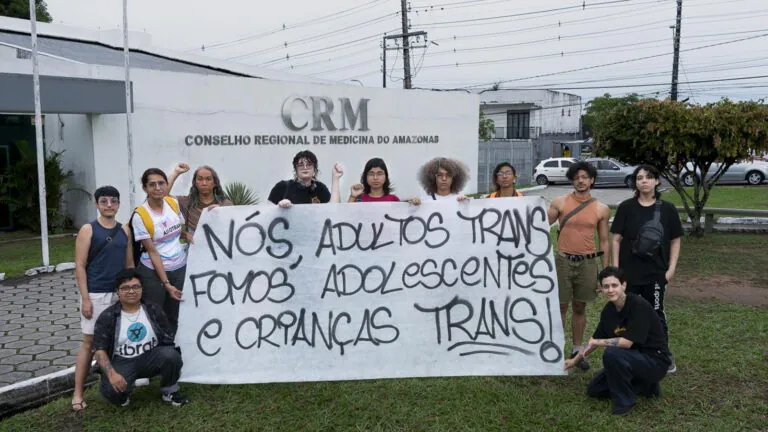 Protestos exigem revogação de resolução transfóbica do CFM