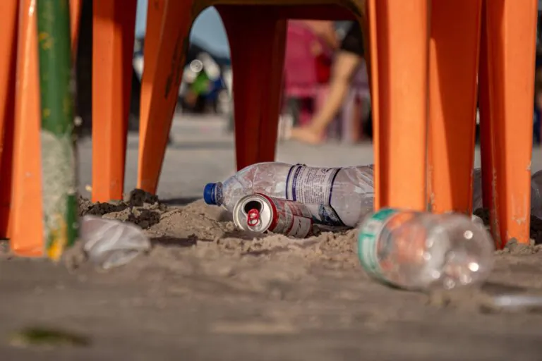 Resíduos na areia na praia do Atalaia - Créditos Matheus Melo
