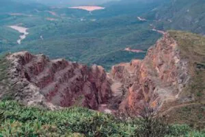 Entre buracos e tremores de terra, povoados enfrentam o avanço da mineração na Bahia