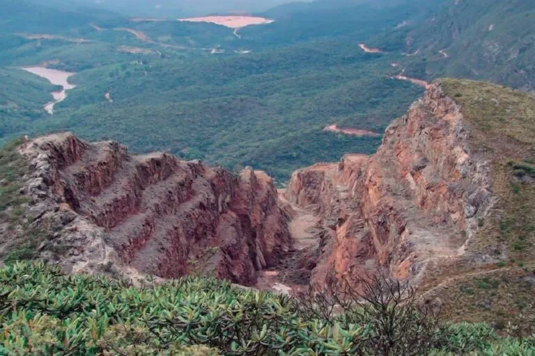 Entre buracos e tremores de terra, povoados enfrentam o avanço da mineração na Bahia