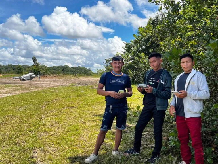 Jovens Yanomami aprendem usam drones para mapear território