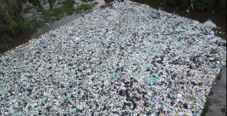 Rio que deságua no Amazonas é contaminado por lixão no Peru