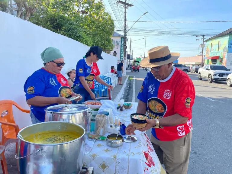 Tacacá doce ou salgado? Em Parintins, banca conquista com receita 'neutra'