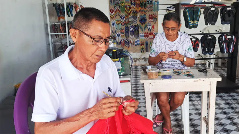 Tomé acredita e tece a vida em crochê