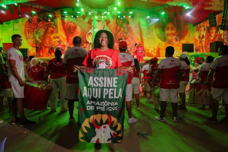 Torcidas dos bois do Festival de Parintins arrecadam assinaturas para o Movimento Amazônia de Pé