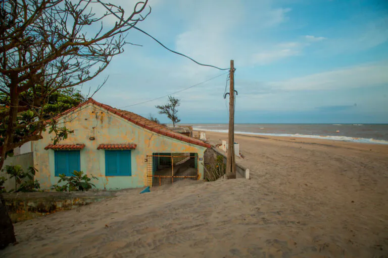 Fotogaleria: Erosão costeira, memória e fé compõem a paisagem de Atafona, no Rio de Janeiro 