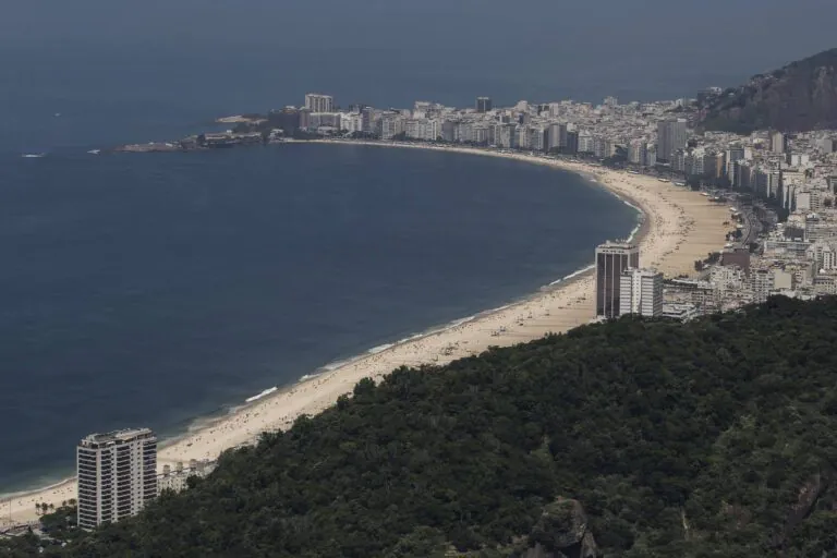 Litoral à venda: como o cinema e a música denunciam o turismo predatório