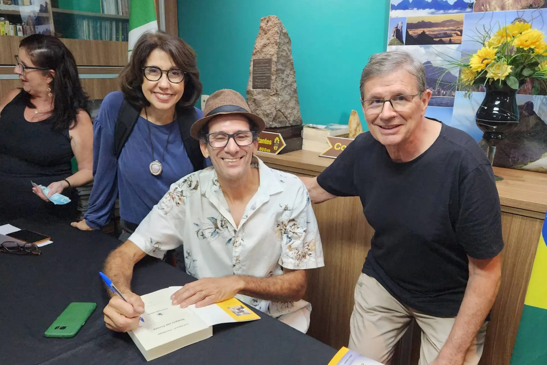 Livro desvenda os caminhos da trilha Transcarioca