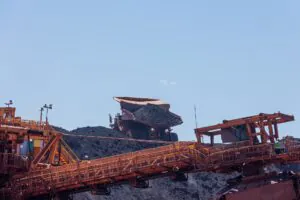 Mineração estratégica avança no Congresso em meio a disputas políticas e socioambientais
