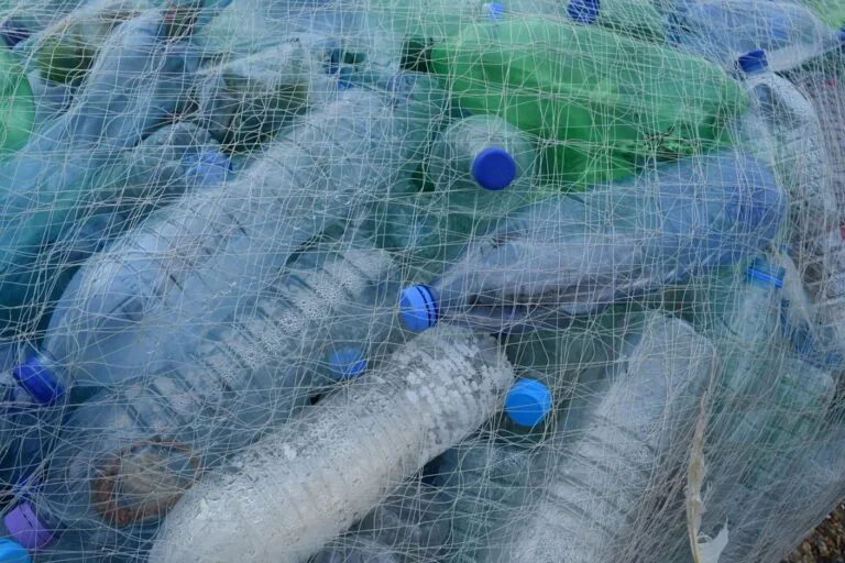 Governo publica decreto que obriga uso de plástico reciclado em novas embalagens