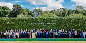 COP entrega pouco, mantém ameaça de colapso climático e colhe críticas globais