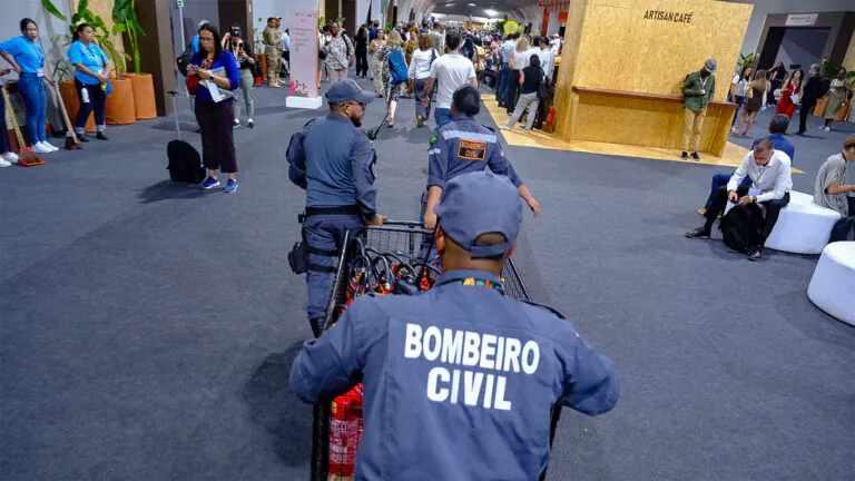 Fogo na COP30 afeta negociações, mas não abala imagem do Brasil