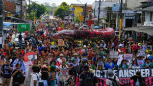 Marcha indígena cobra demarcação na COP30