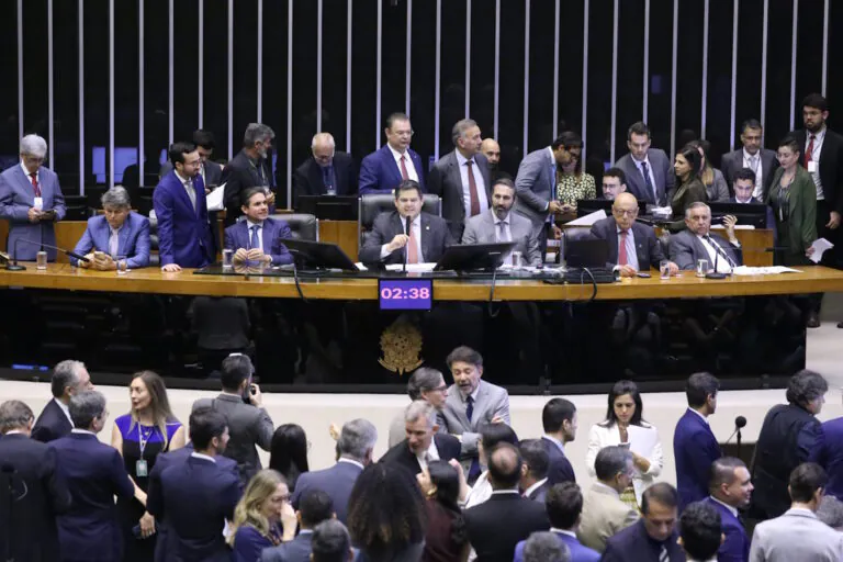 Mortífero presente: quem ganha com o fim do licenciamento ambiental no Brasil?