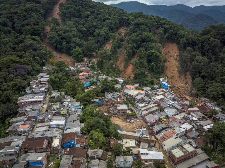 Mesmo com seguidas tragédias, ocupação de encostas cresce no litoral de SP