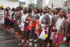 ATL: Indígenas tomam as ruas de Brasília pedido demarcação