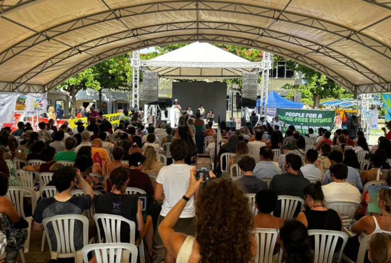 Entre o fim de um mundo e a urgência de outro: a batalha pela nossa imaginação