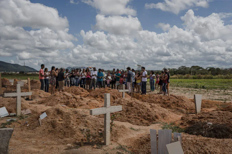 Cerimônia de enterro no cemitério de Redenção após a ação conjunta das polícias Militar e Civil do Pará que terminou com dez pessoas mortas no município de Pau d'Arco, em 2017. Foto: Avener Prado / Folhapress
