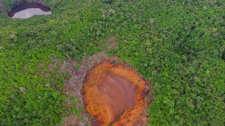 Trump enquadra CV e PCC para chantagear por minérios da Amazônia