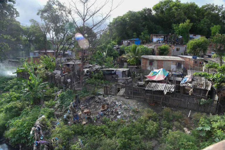 Ibase aponta desafios da urbanização de favelas do Rio diante da crise climática