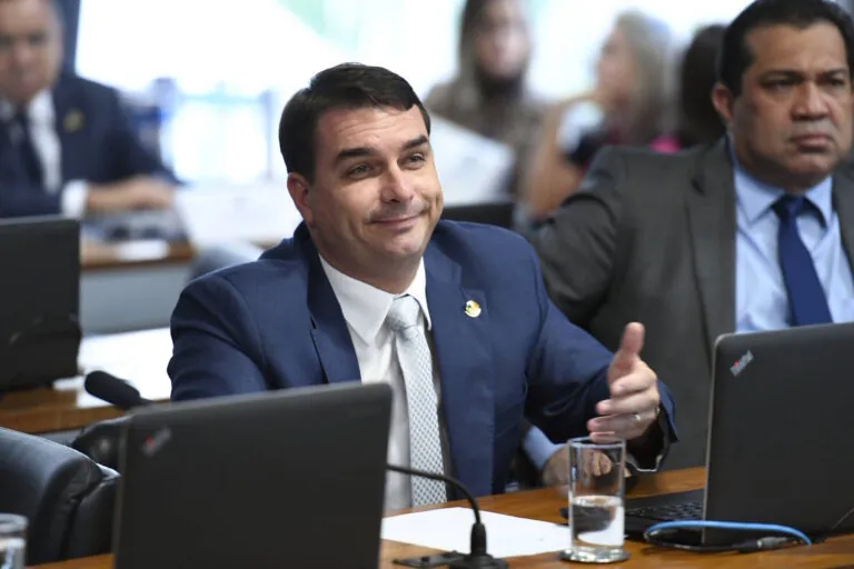 Fim da Reserva Legal e extinção de UCs: o histórico de Flávio Bolsonaro na área ambiental