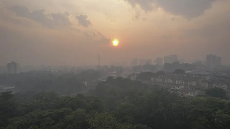Manaus sufoca com o ar mais tóxico do mundo